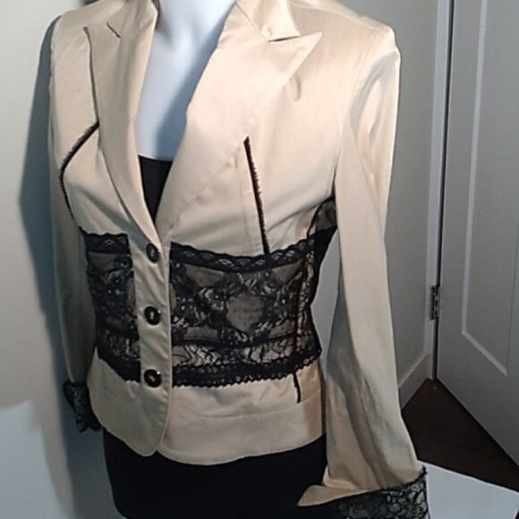 Beautiful Blazer Grazie Made in Italy Beige with Lace on bodice and cuffs - Picture 3 of 6